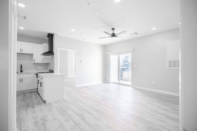 Building Photo - 2101 Reinke Rd Unit 3101