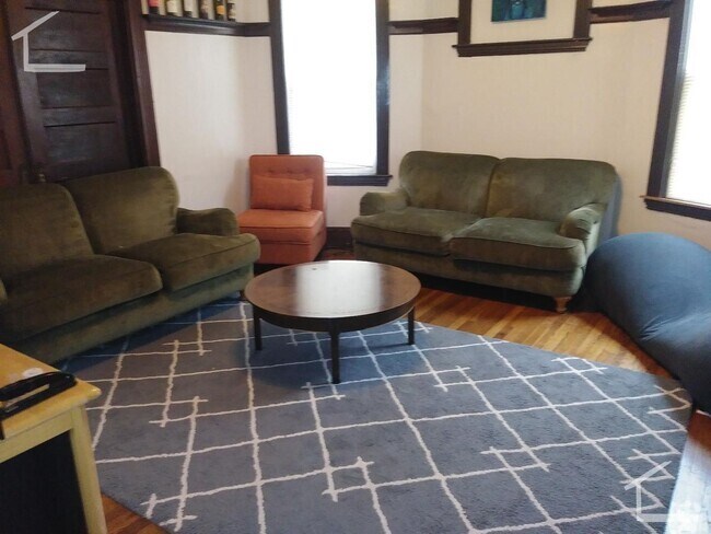 Building Photo - Desirable BU Location. Walk to School. Spa... Rental