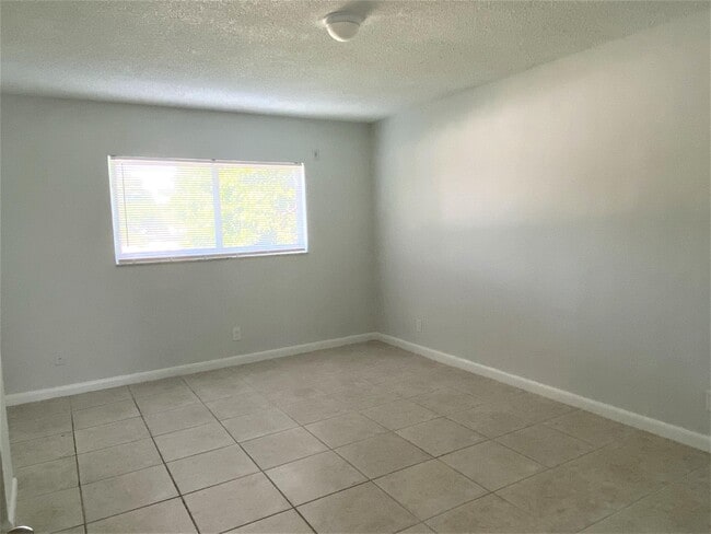 Photo - 853 SE 4th Ct Unidad 16