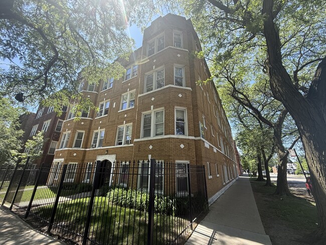 Building Photo - 4956 N Harding Ave Unit 2