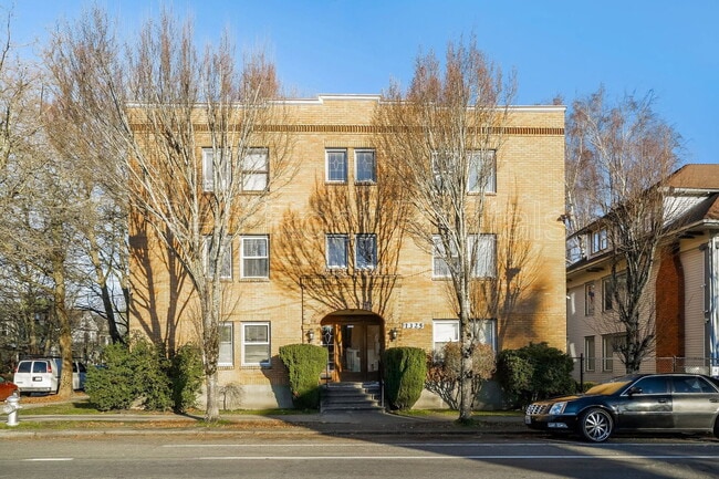 Building Photo - 1325 6th Ave Unit 3