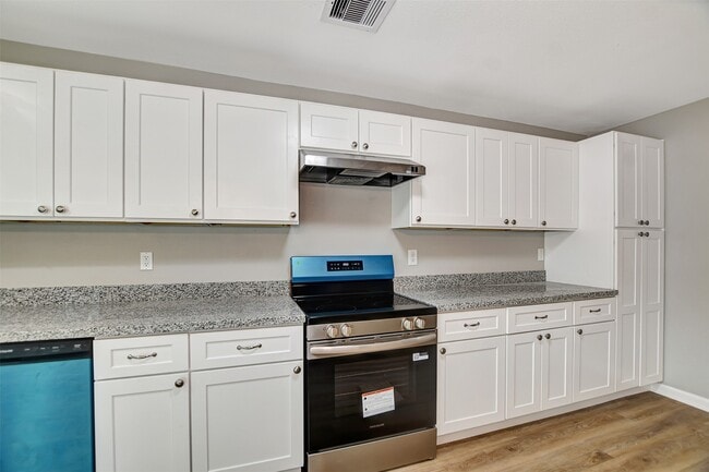 Building Photo - 908 Thomas Ave Rental