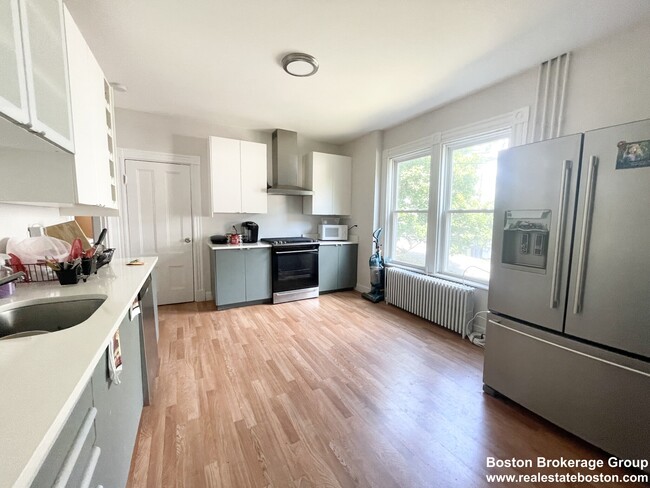 Building Photo - 158 Boston St Unit 1