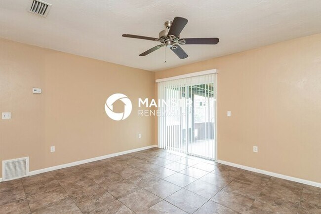 Photo - 3 Bedroom Pet-Friendly Home in Bradenton, FL with Main Street Renewal