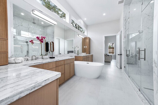 Photo - 408 W 30th St