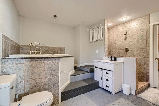 Photo - $0 DEPOSIT OPTION. 2BED/1BATH BERKLEY NEIGHBORHOOD HOME! Unit B