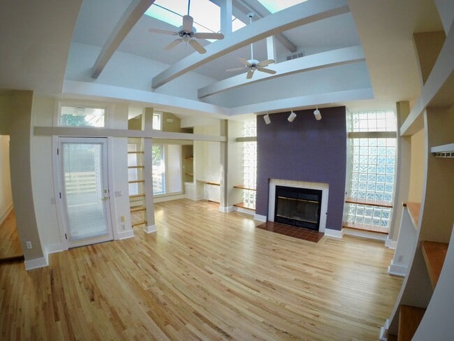 Building Photo - 5444 Claybourne St Unit Apt #2