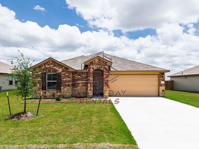 Building Photo - Beautiful Home Awaits you!