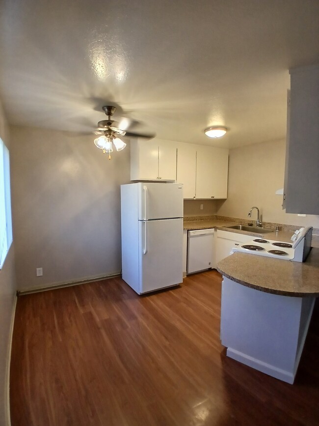 Unit #31_ eat in kitchen area_ stainless steel extra large sink basin - River Park Vista Apartments