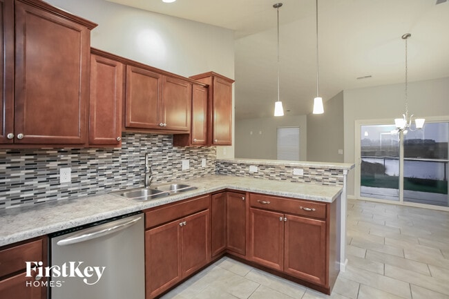 Photo - 900 Foxglove St