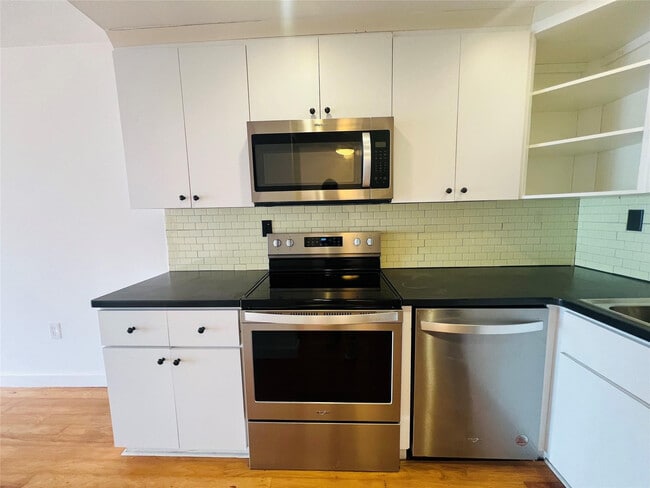 Building Photo - 600 NE 25th St Unit 43