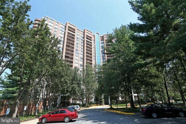 Building Photo - 10101 Grosvenor Pl Unit 1714