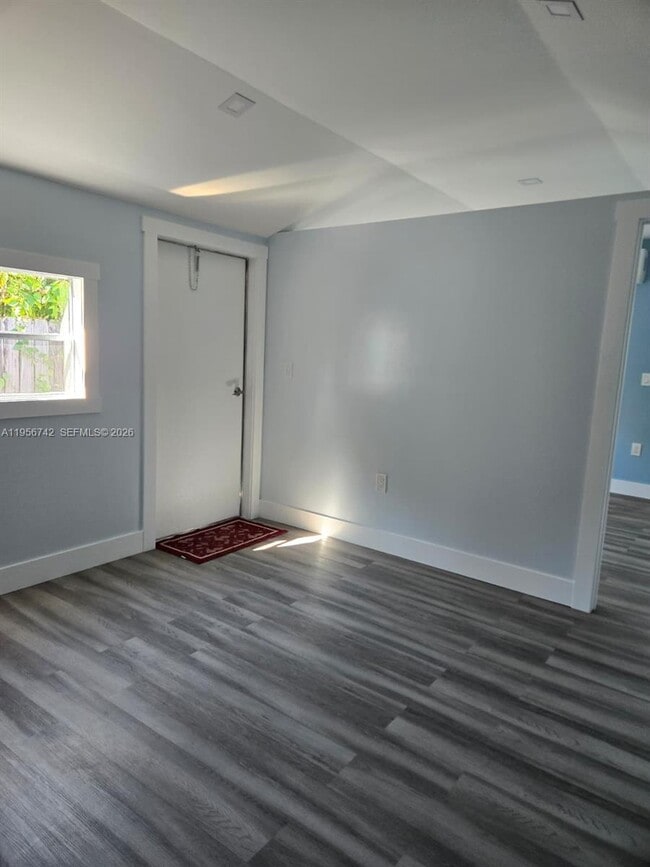 Building Photo - 9650 SW 163rd St Unit B