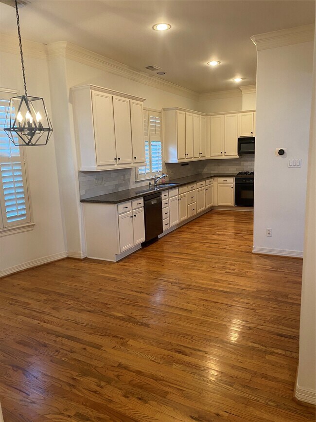 Photo - 1421 Bremond St