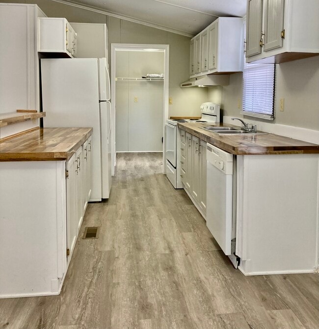 Photo - 870 Tower Rd SE