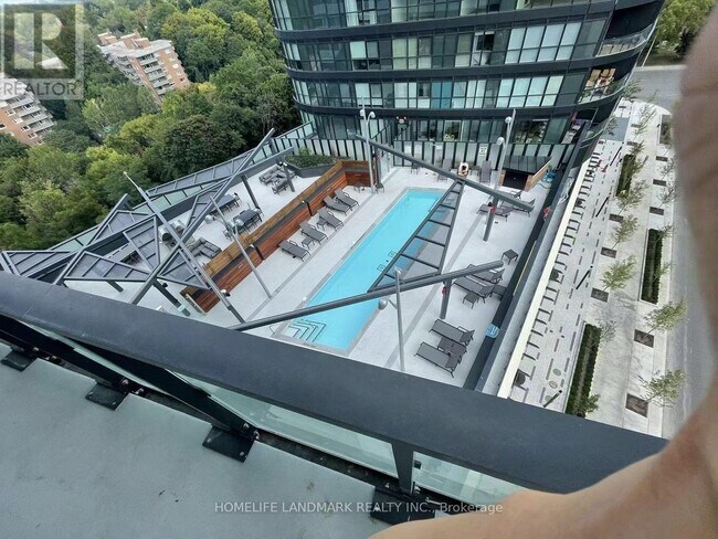 Photo - 575 Bloor St E