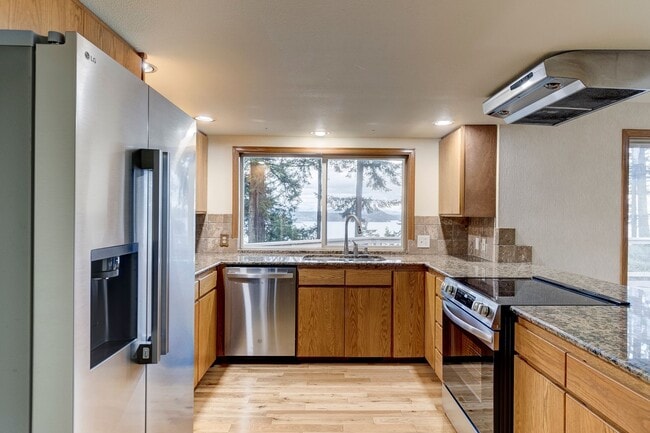 Photo - 3 Bedroom 2.5 bathroom nestled in woods with water view