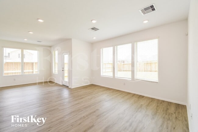 Photo - 707 Willow Harbor Ln