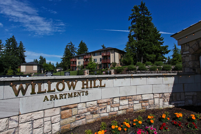 Letrero del complejo Monument | Puyallup, WA Apartments en alquiler | Willow Hill Apartments - Willow Hill Apartments