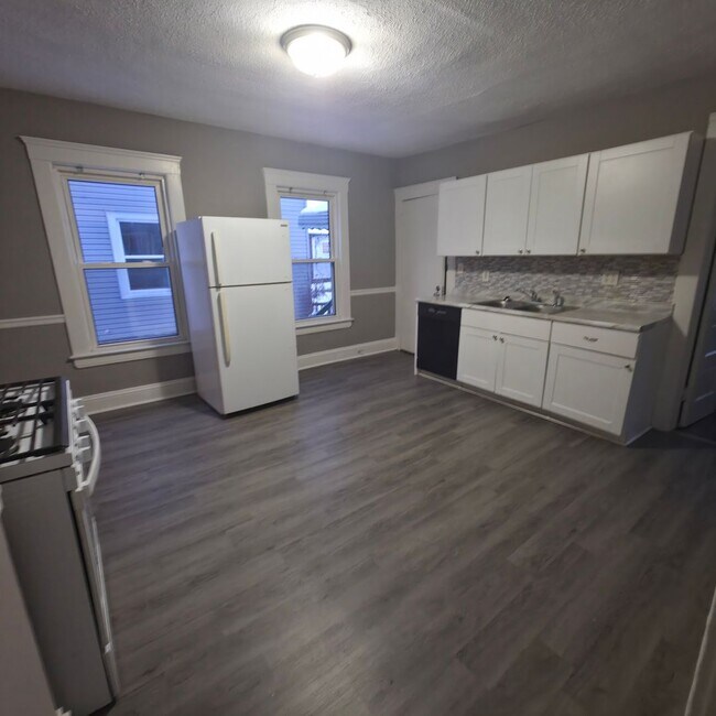 Photo - 2064 Halstead Ave Unit Down