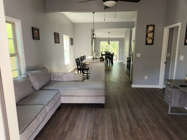 Photo - 1109 Windsor St SW