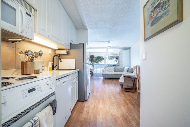 Photo - Oceanfront Kaimana Beach Studio at Sans Souci Unidad 102