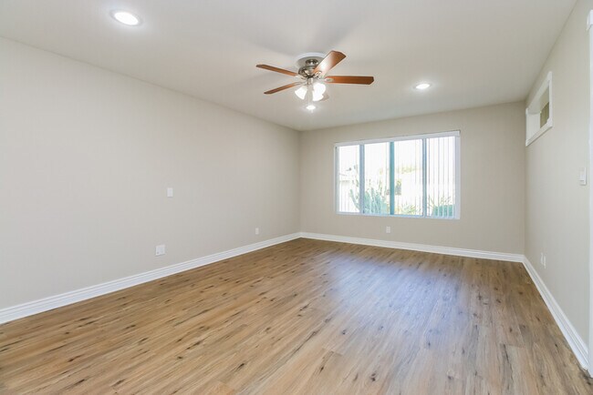 Photo - 525 E Geneva Dr