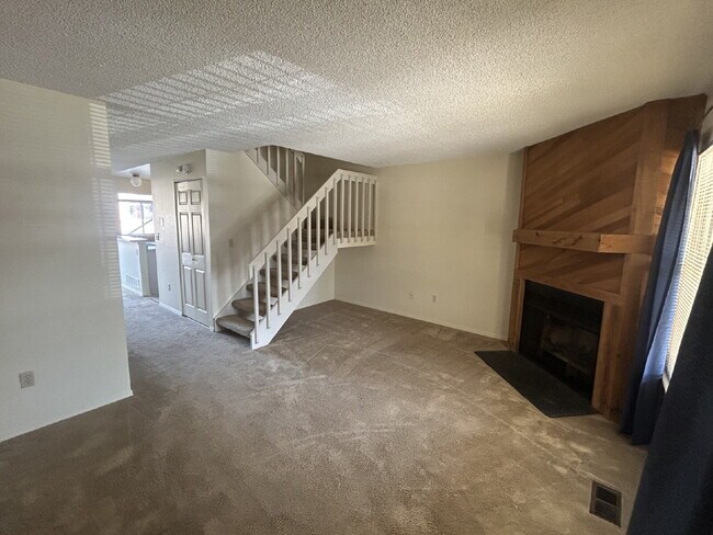 Photo - "Charming 2-Bed Condo Retreat with 2.5 Baths in Littleton - 1000 Sq Ft of Comfort!"

Available Now! Unidad B