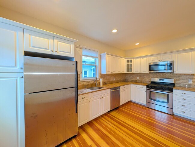 Building Photo - 179 College Ave Unit 1