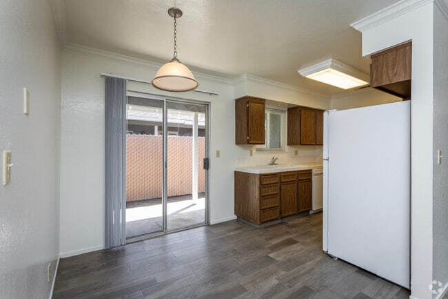 2BD, 1BA - 900SF - Dining Area
