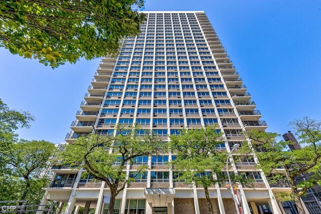 Lowell House - 88 W Schiller St Unit 1606L
