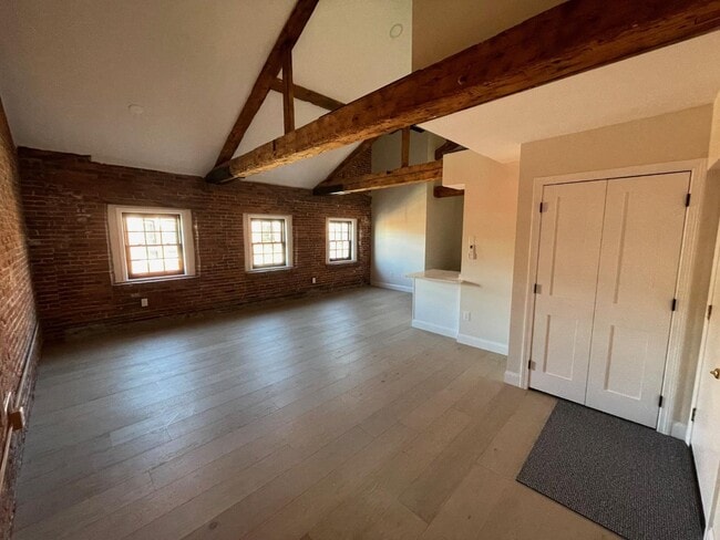 Building Photo - 8 central street