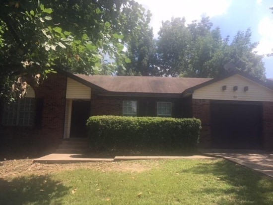 Photo - 811 Pinestone Pl House