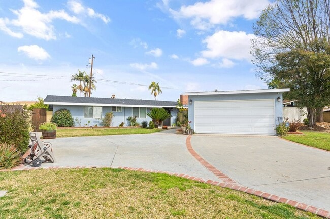 Building Photo - Adorable 3 Bedroom 2 Bathroom Single Story Family Home