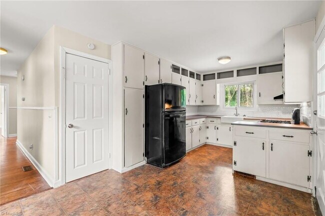 3 Bedroom Ardmore Home- Pets Welcome-Flexible Lease Lengths Available