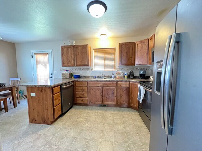 Photo - 6 Bedroom/3 Bathroom House in Eagle Mountain
