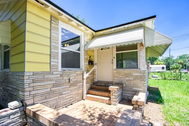 Photo - 569 W 49th St