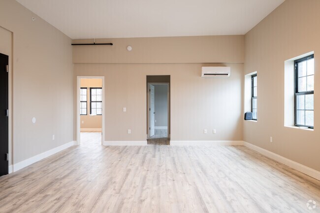 2BR, 1BA - 500SF