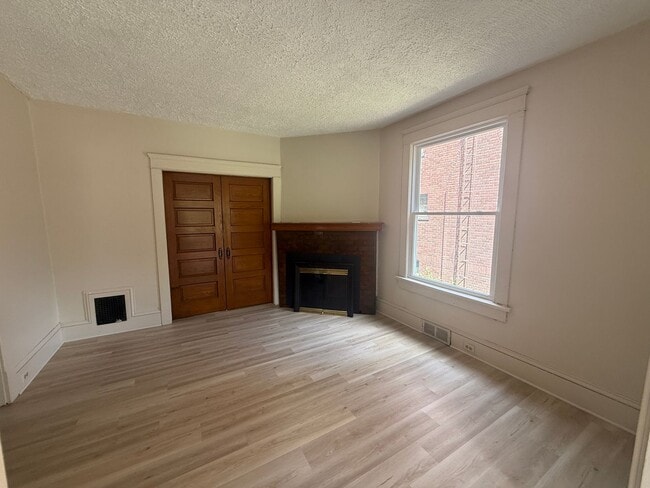 Building Photo - Fulton Duplex Unit Lower