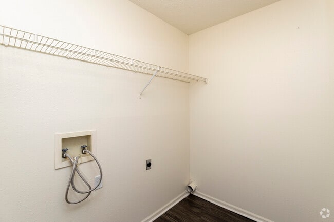2BR, 1BA - 920SF