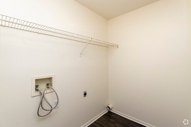 2BR, 1BA - 920SF - The Bluffs