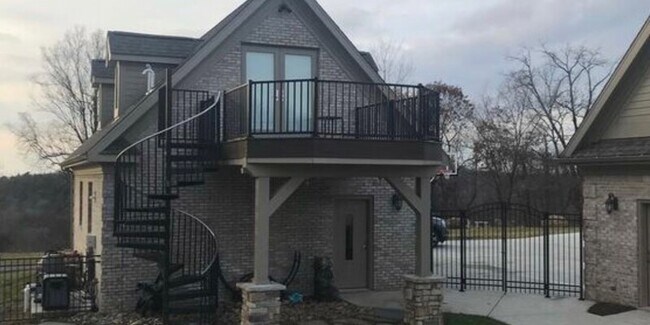 Round Top Garage Apartment - Round Top Garage Apartment