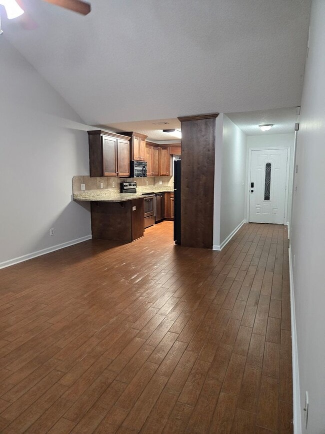 Photo - 142 Leeswood Cir