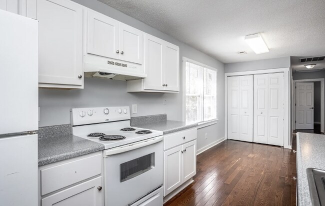 " 2-Bed Duplex with Hardwood Floors-Large Lot- Off Street Parking"