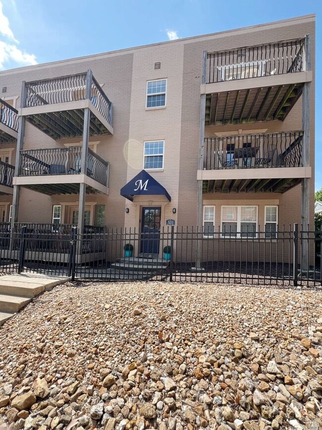 Building Photo - COMING SOON: Charming Updated Apartment wi...