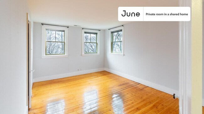 Room in Shared 5 bed/2.5 bath home in Newton Corner