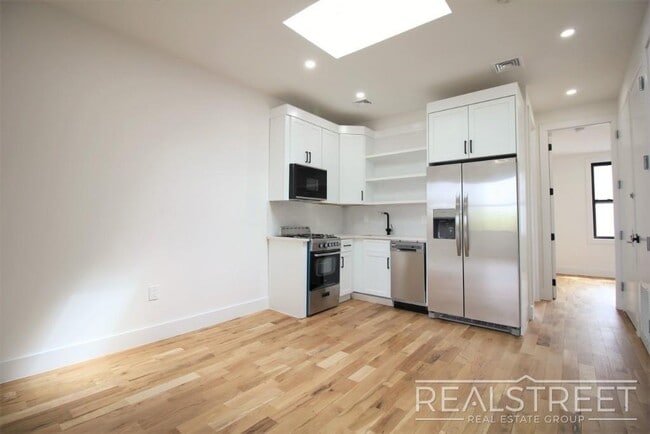 Photo - Stunnging NEW 4 Bed floor trhu in Bed Stuy/Ocean Hill with in unit W/D! Unidad 3