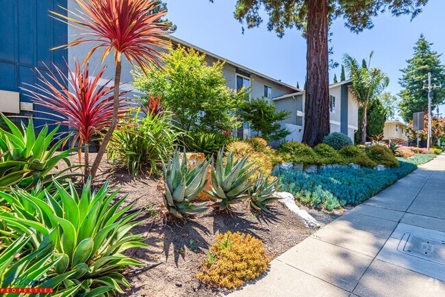 Building Photo - Lovely Condo | Private Yard | Prime Location Unit 05
