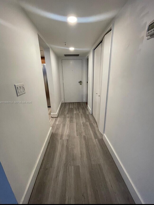 Building Photo - 555 NE 15th St Unit 16F