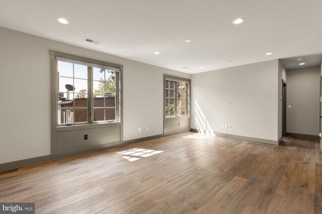 Photo - 3220 Grace St NW Unidad 5